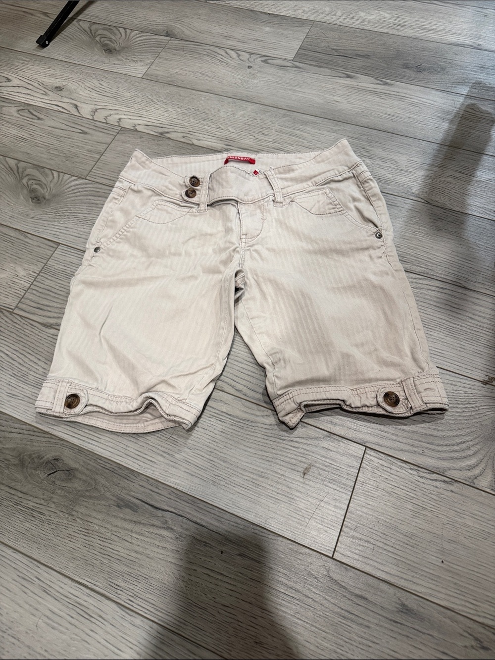 UNIONBAY Women's Light Beige Rolled-Cuff Bermudas